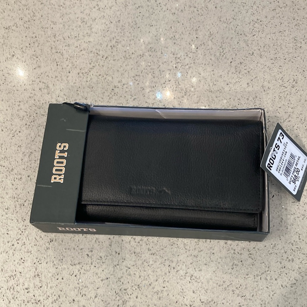 NWT Roots Classic Black Leather Wallet